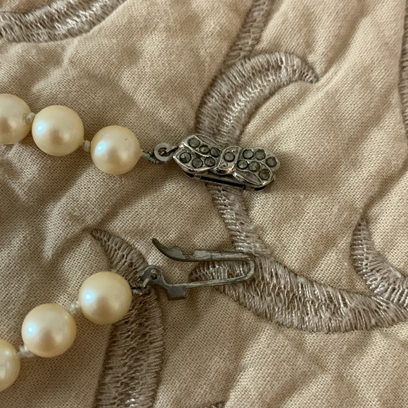 Women’s Costume Pearl Necklace Jewelry - Picture 3 of 3